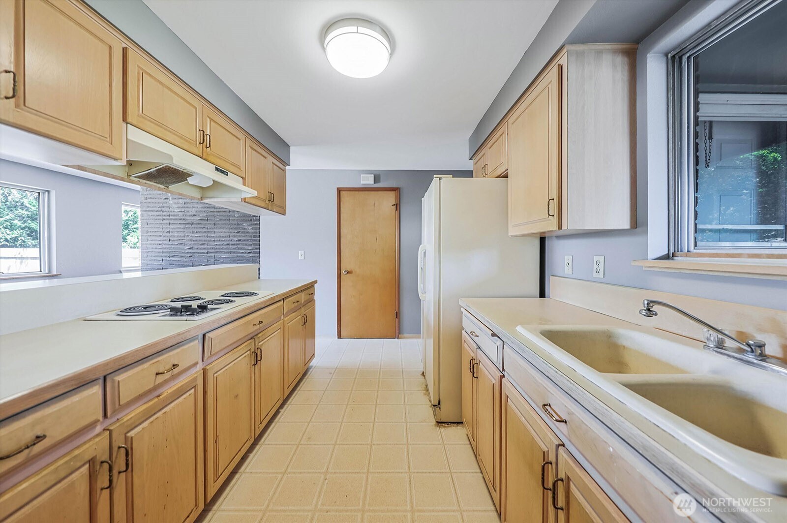 9015 Winona Street Property Photo 5