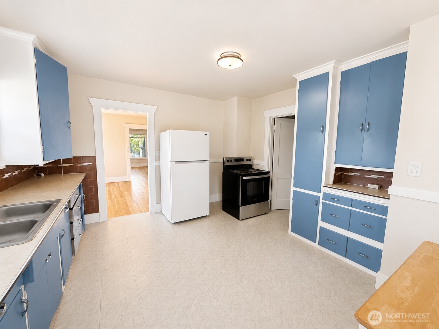 8601 8603 Maple Street Property Photo 7