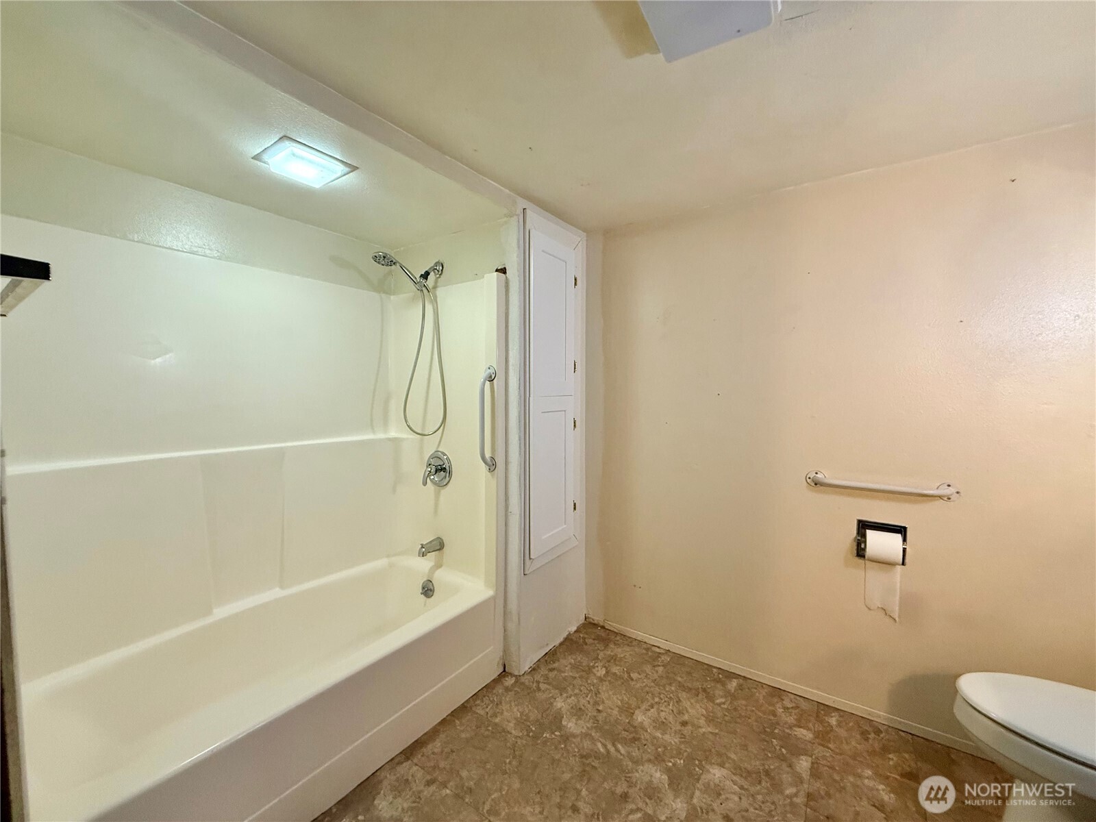 8601 8603 Maple Street Property Photo 23