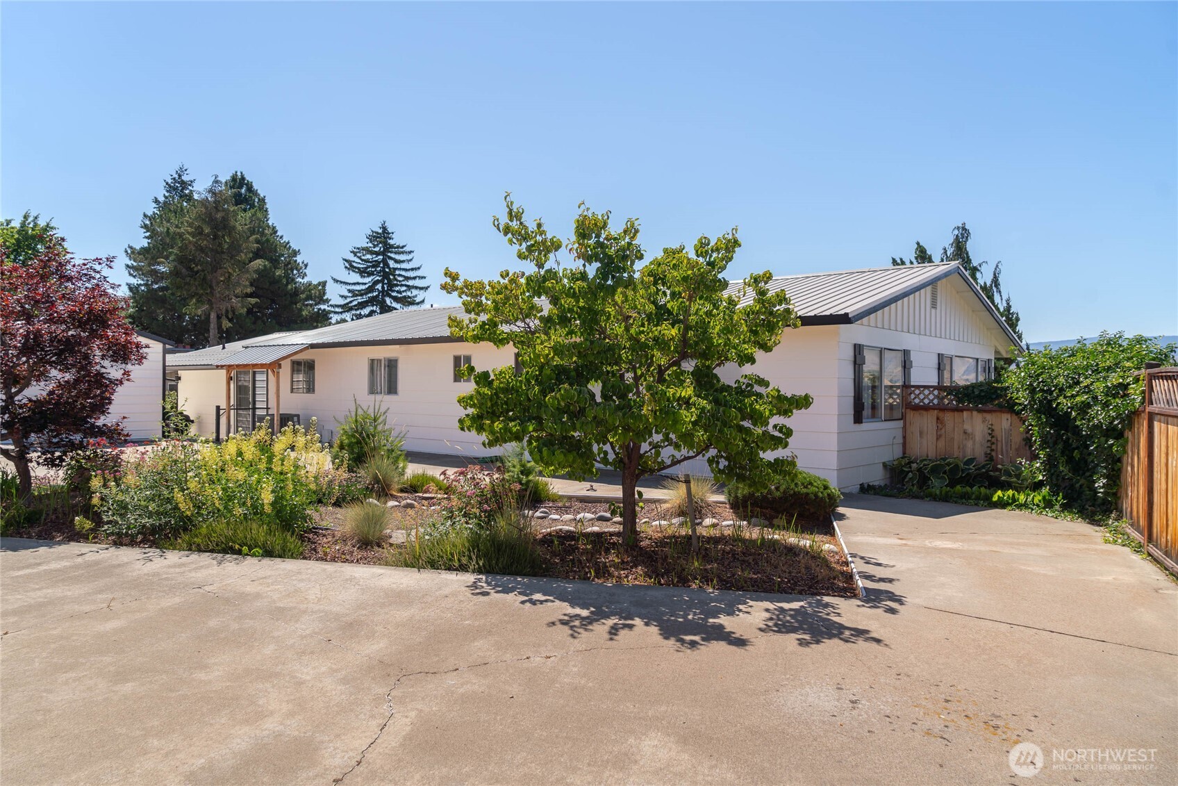 330 Sunnyslope Heights Property Photo 2