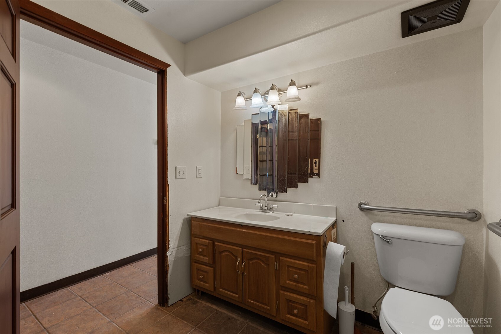 1106 Crescent Street Property Photo 9