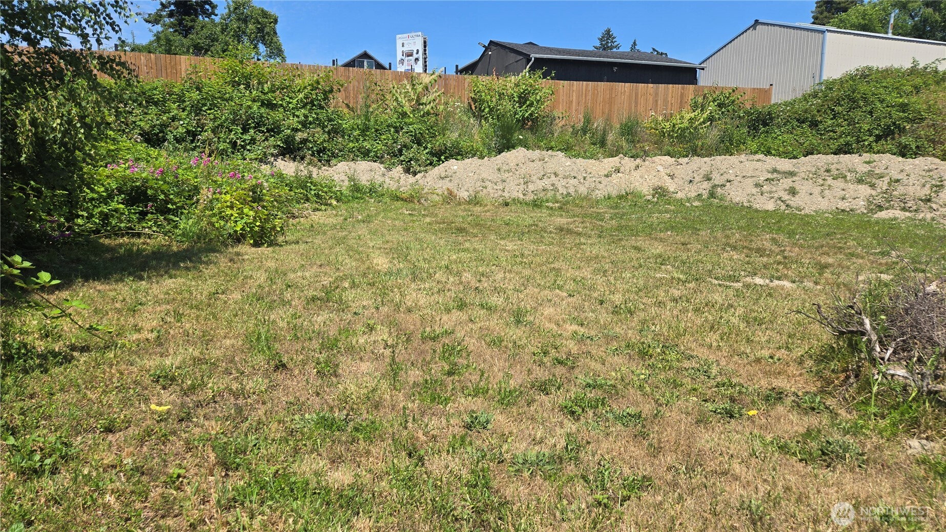 416 Comet Street Property Photo 4