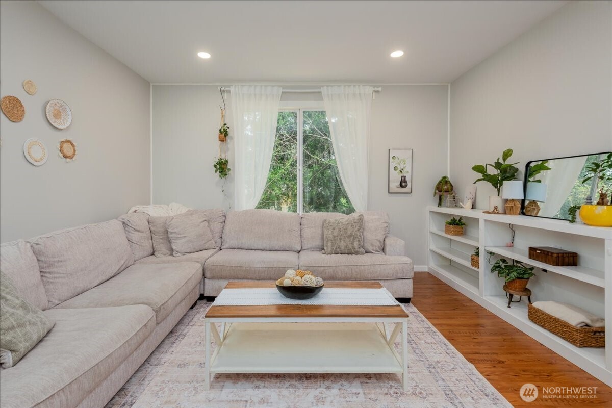 10410 Holly Drive E Property Photo 1