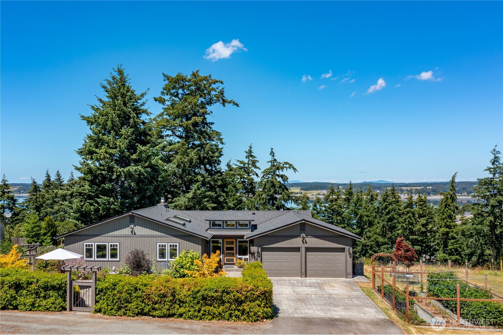 1045 Ne Summit Loop Property Photo 1