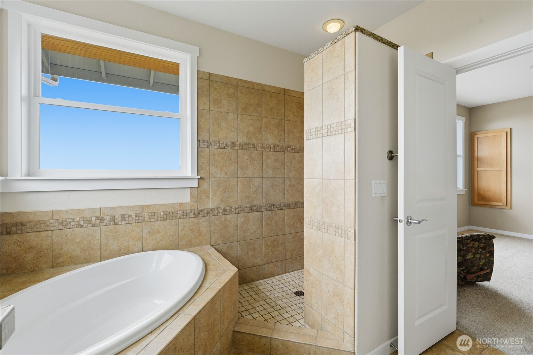 784 Gladstone Drive Property Photo 22