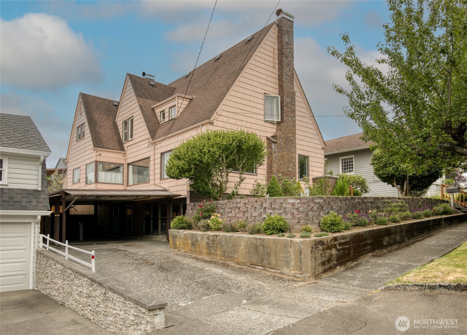 911 N Thornton Street Property Photo 1