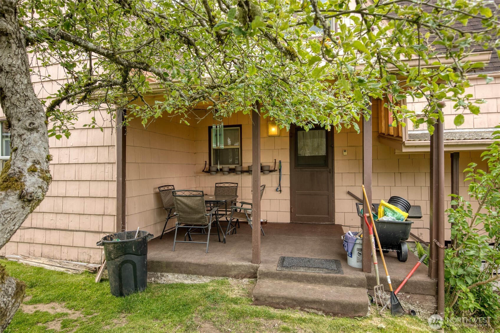 911 N Thornton Street Property Photo 39