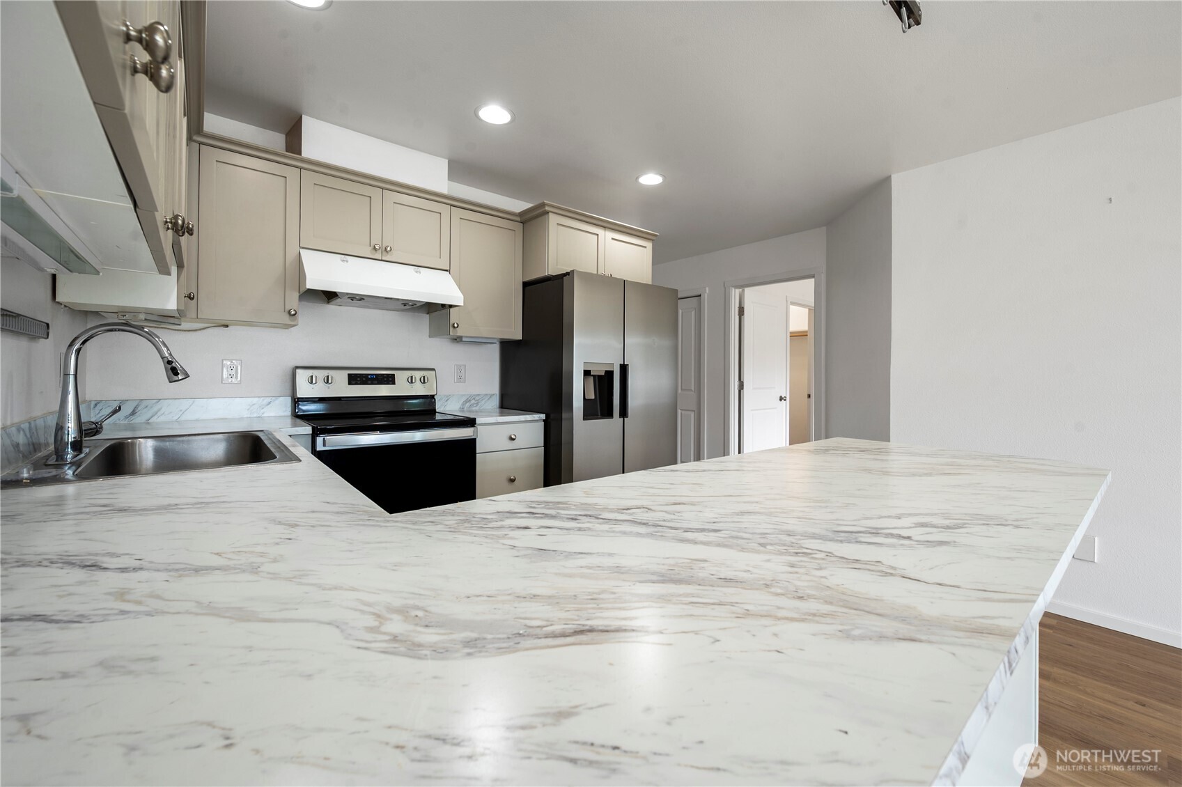 208 Noble Street Property Photo 8