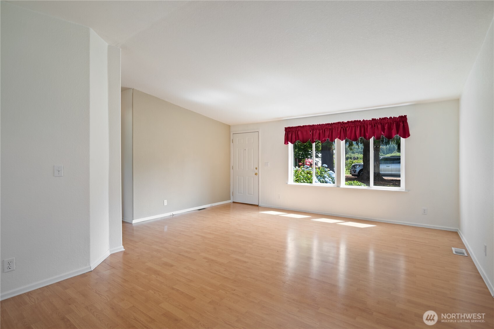 827 Ne Woodard Avenue Property Photo 6