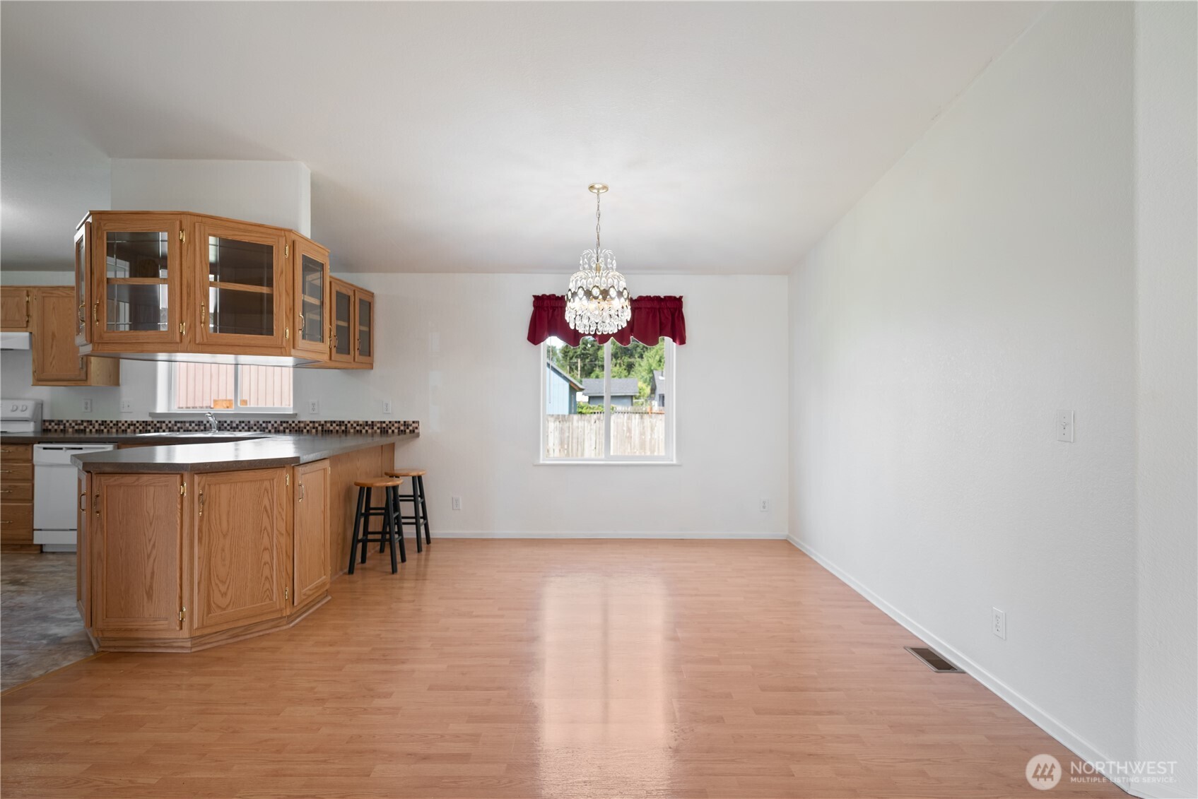 827 Ne Woodard Avenue Property Photo 8