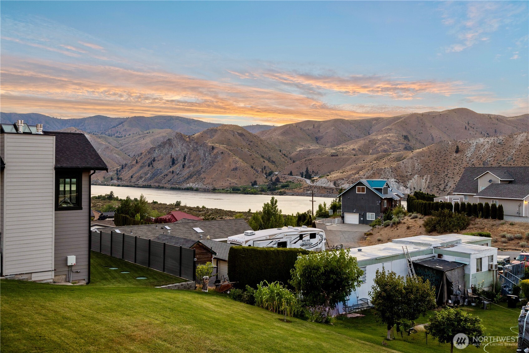 501 W Entiat Dr Property Photo 4