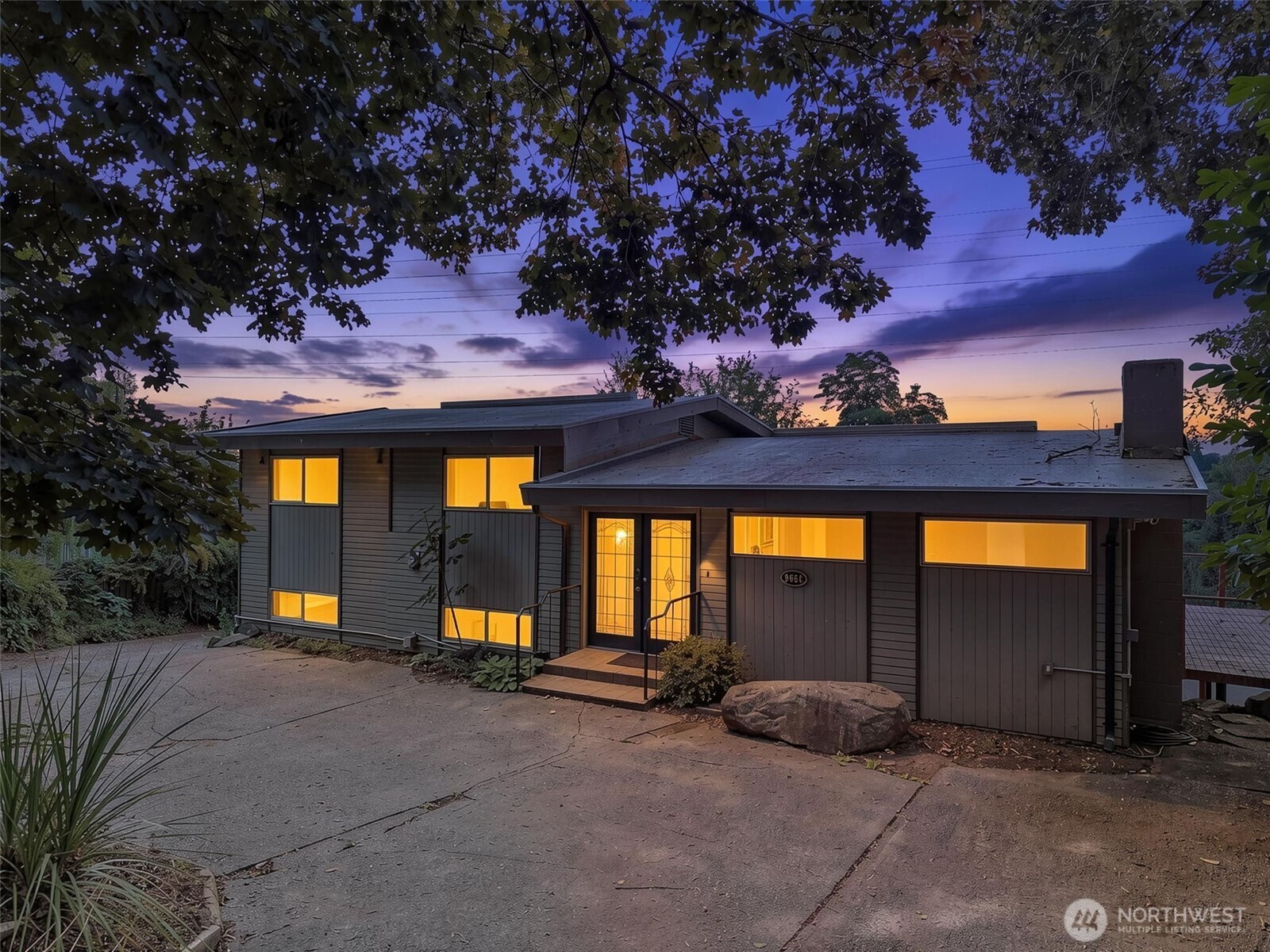 9656 Beacon Avenue Property Photo 1