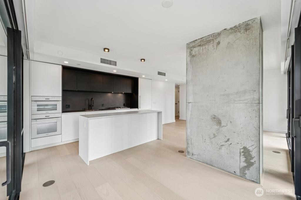 300 Virginia Street 812 Property Photo 3