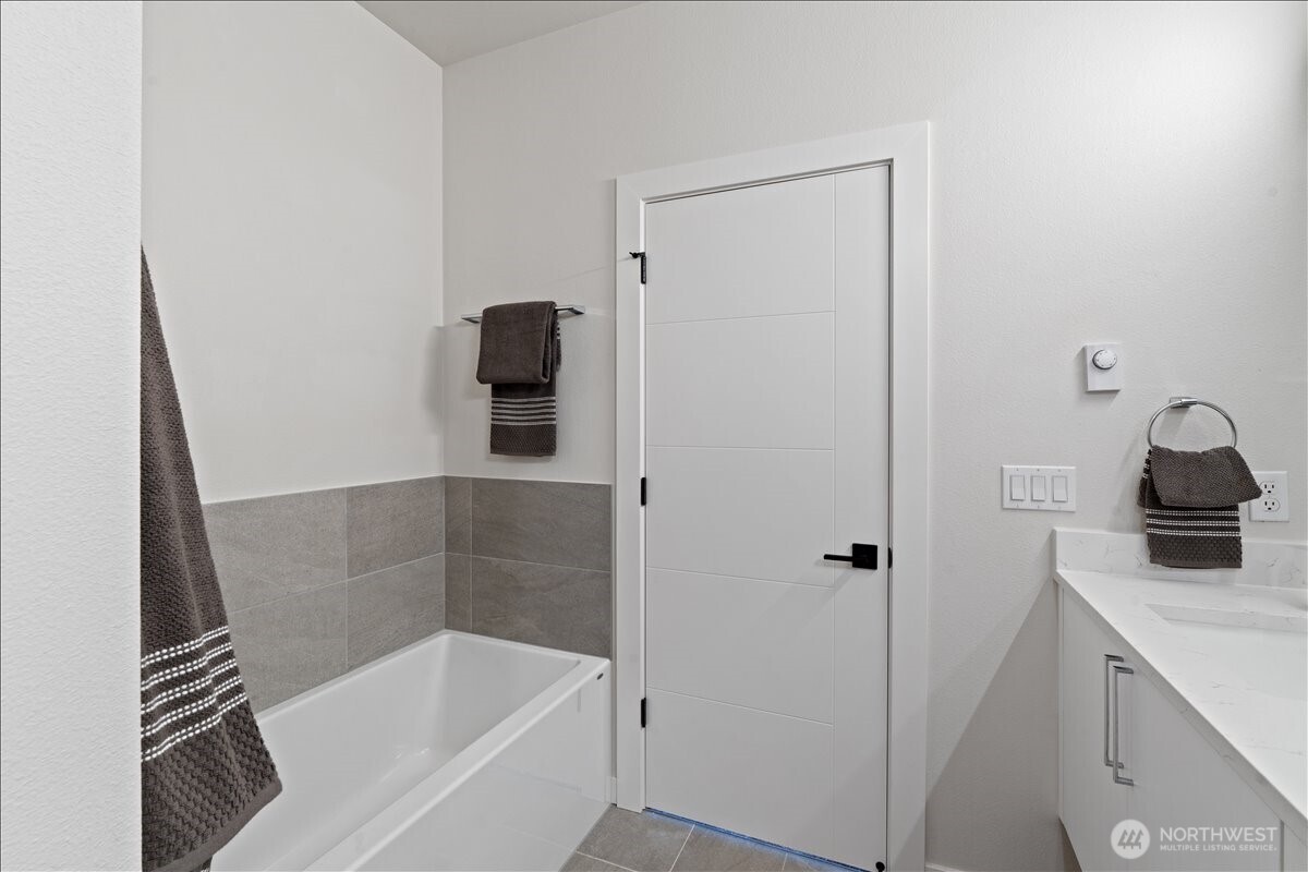 17335 90th Drive B Property Photo 25