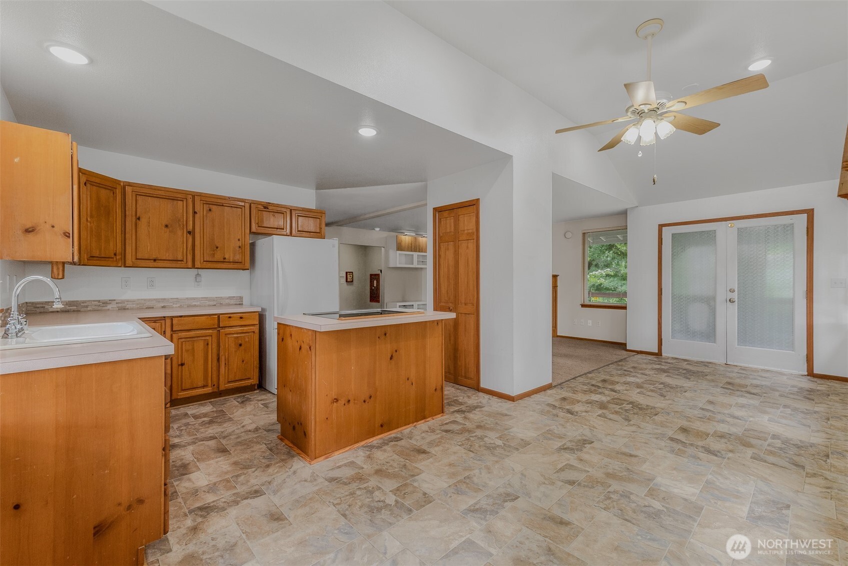 390 E Lakeshore Drive Property Photo 6