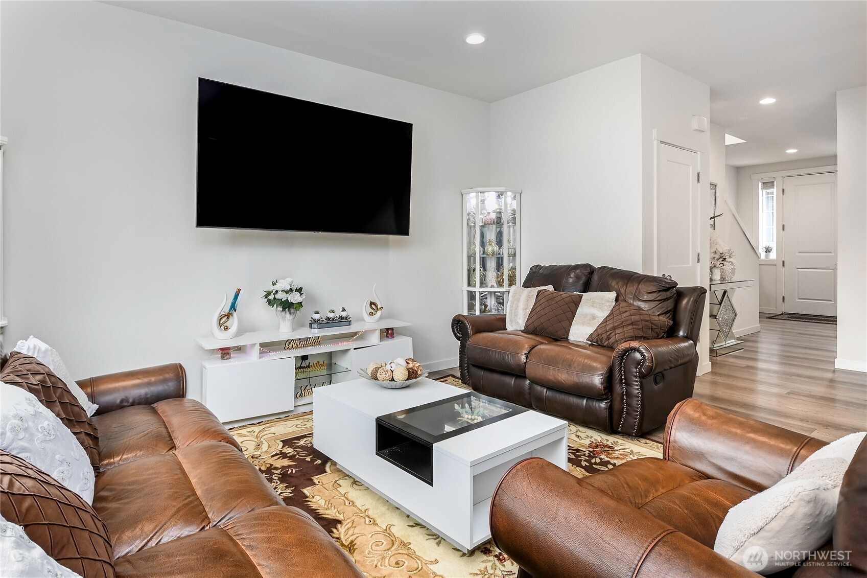 11512 3rd Place B Property Photo 5