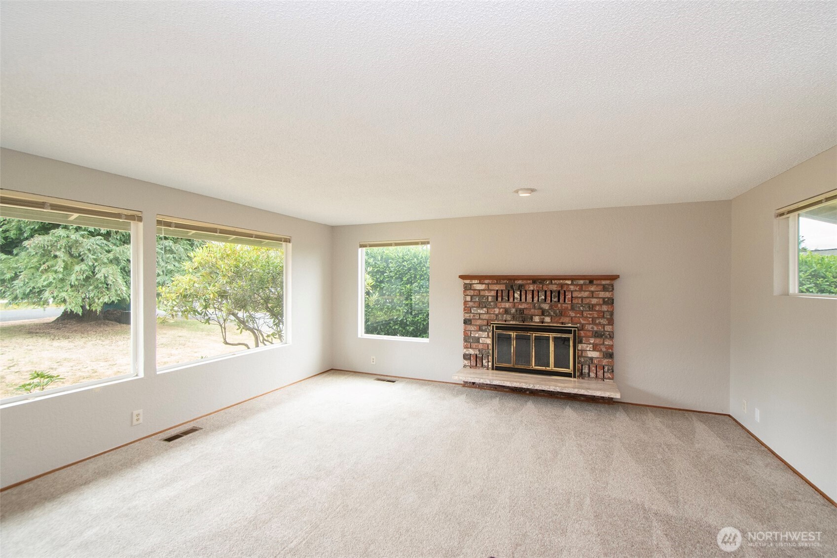 860 Thornton Drive Property Photo 3