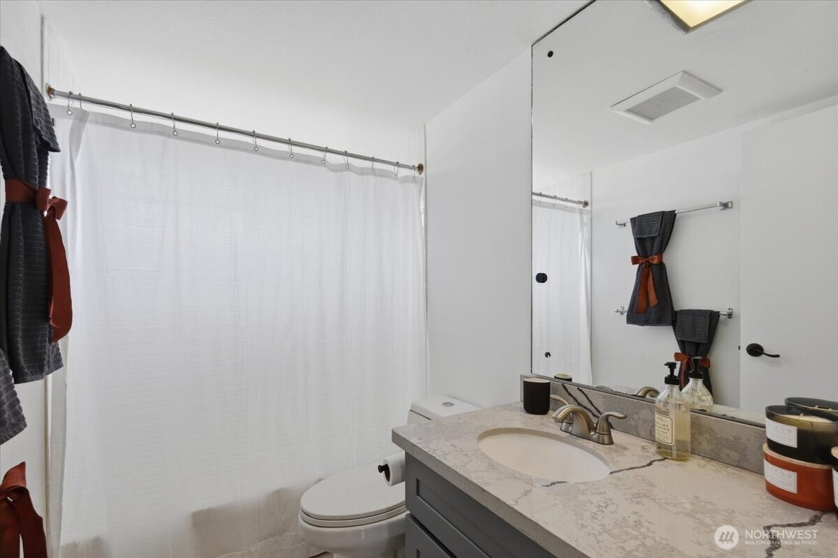 1726 E 59th Street Property Photo 14