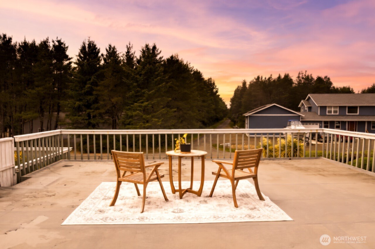 912 Surf Street Property Photo 4