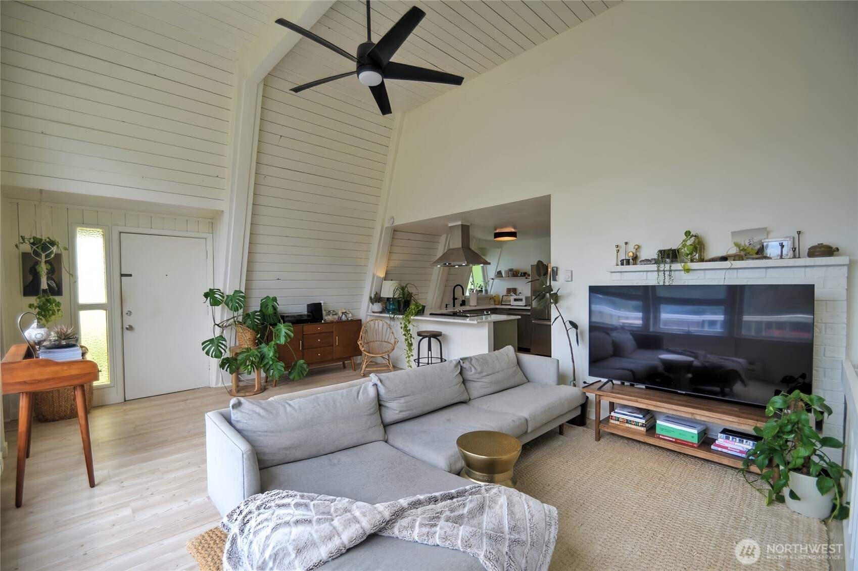 912 Surf Street Property Photo 5