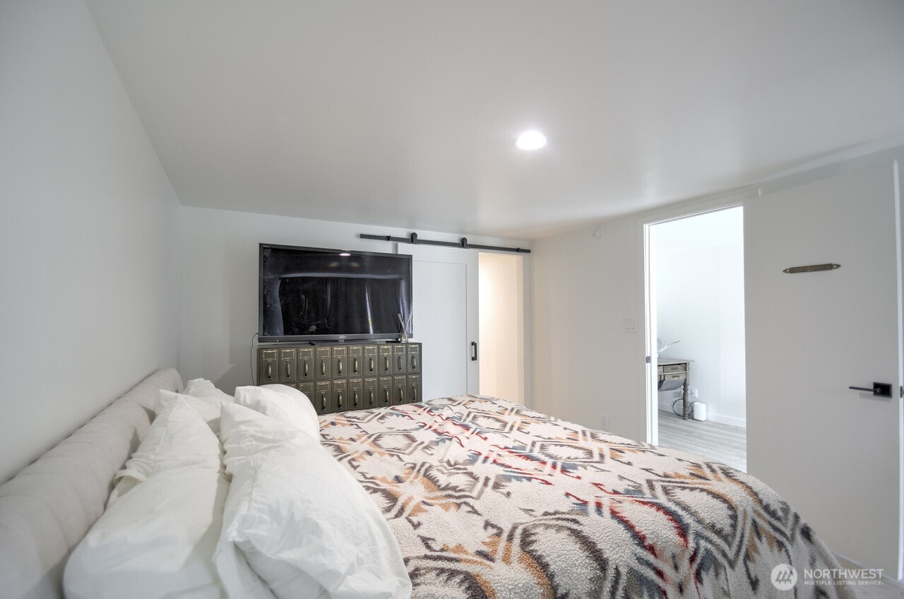 912 Surf Street Property Photo 14