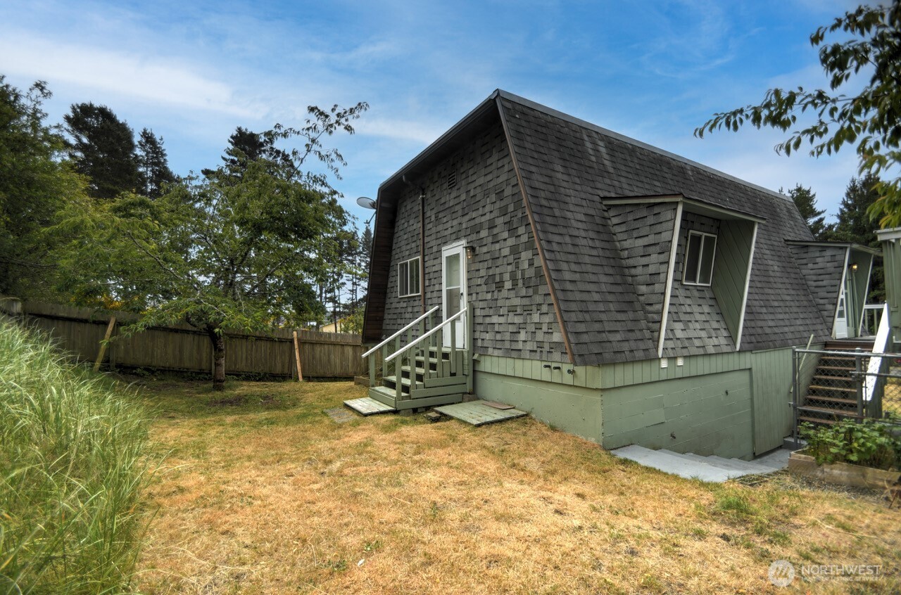 912 Surf Street Property Photo 23