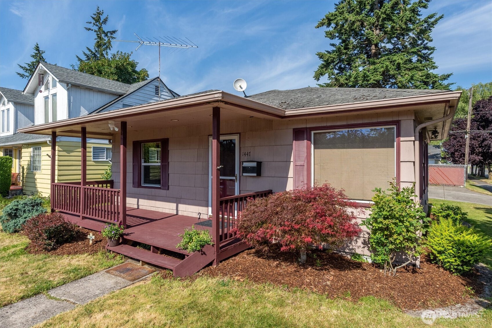 1447 9th Avenue Property Photo 2