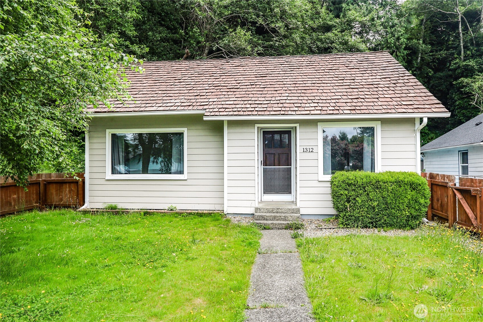 1312 E Summit Street Property Photo 2