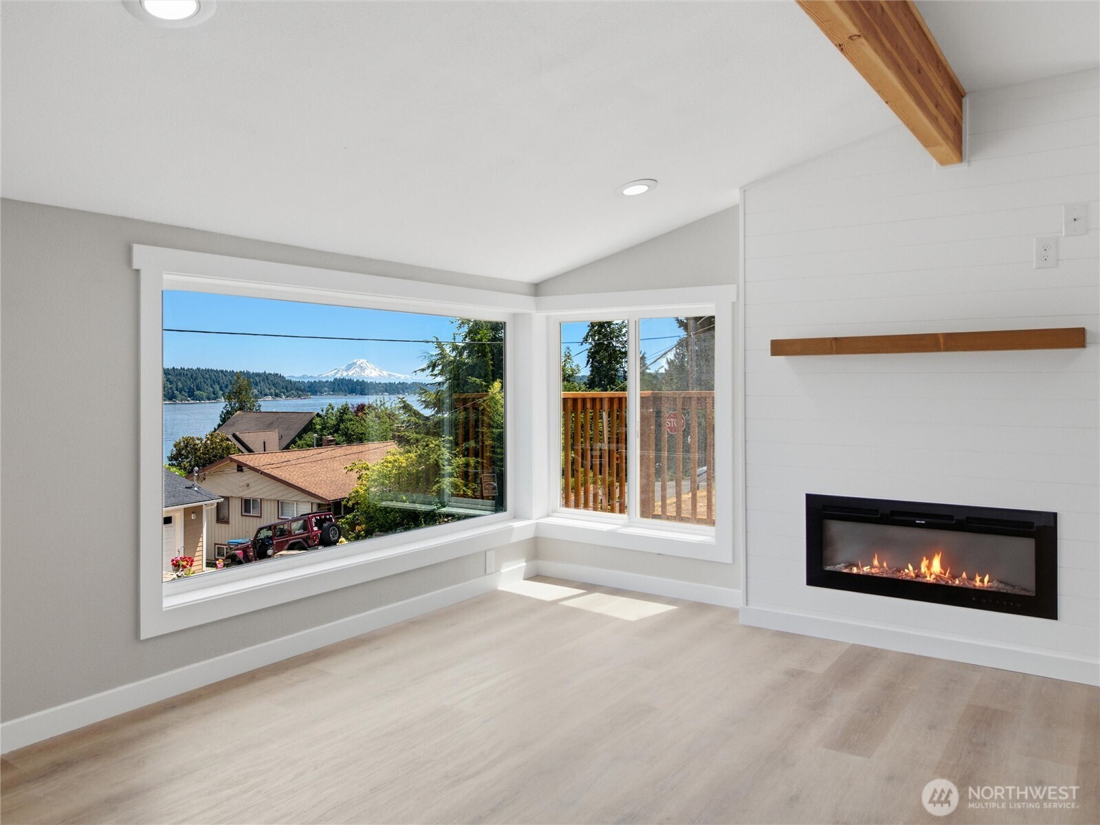 5600 Ocean View Boulevard Property Photo 4