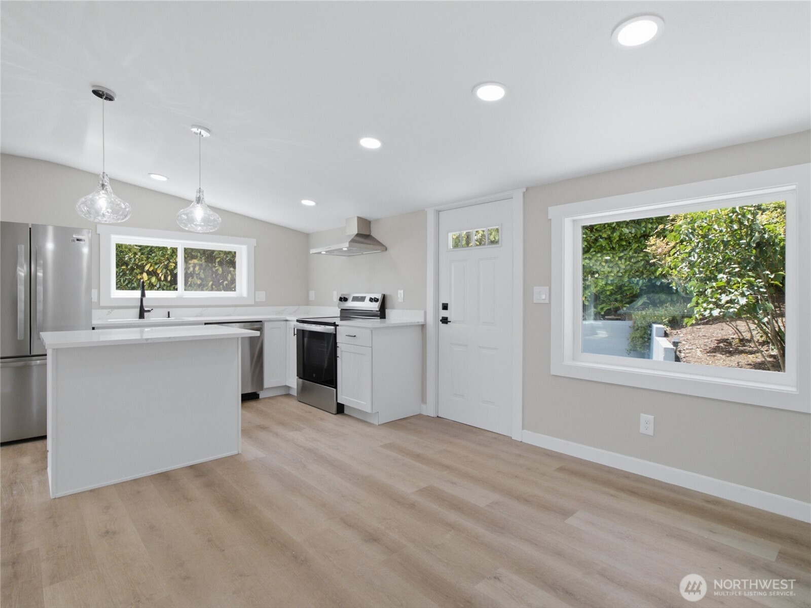 5600 Ocean View Boulevard Property Photo 11