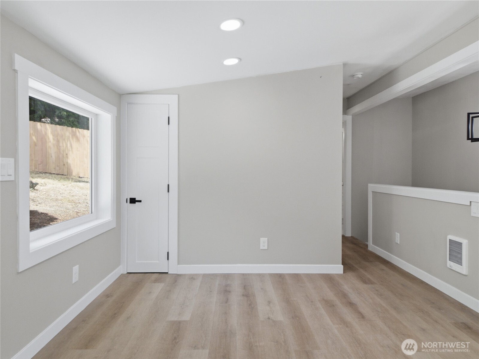 5600 Ocean View Boulevard Property Photo 12