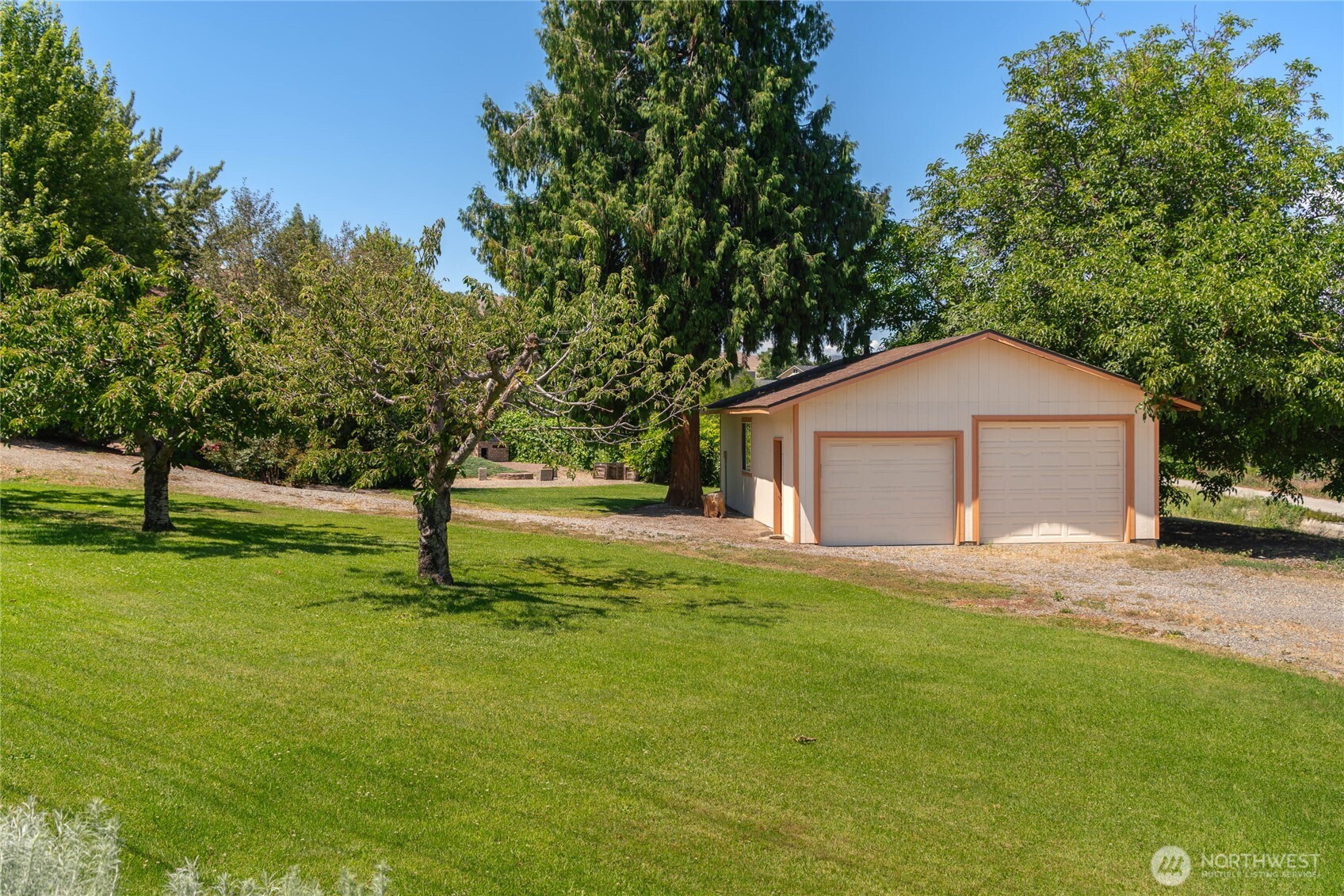 1310 Red Apple Road Property Photo 3
