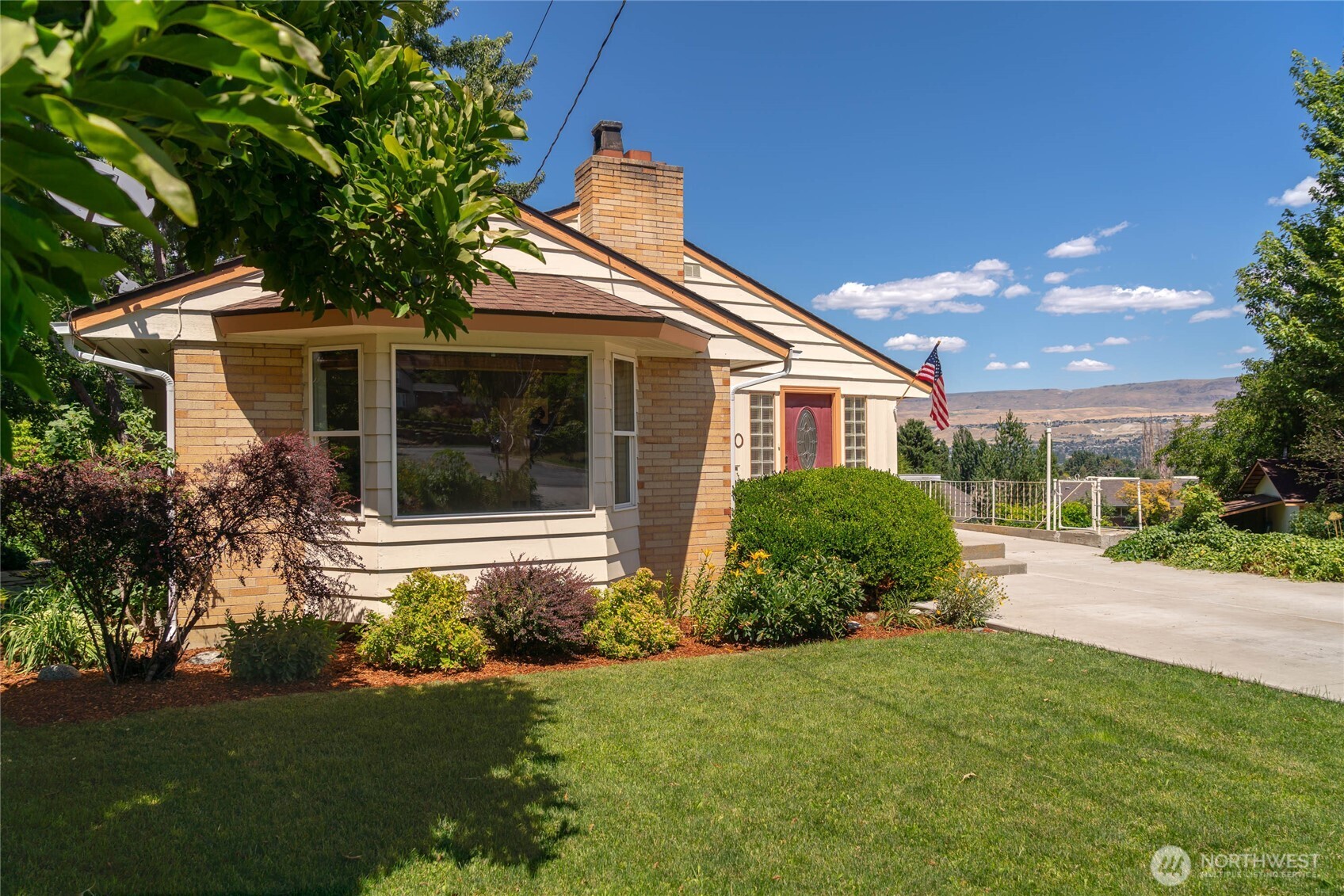 1310 Red Apple Road Property Photo 5