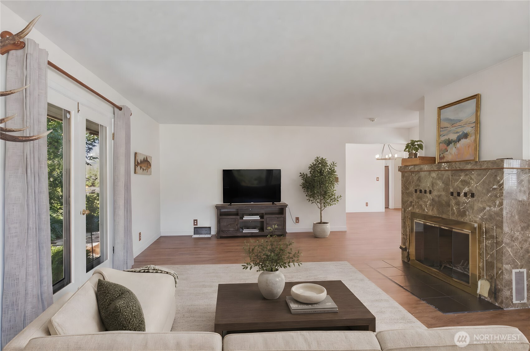 1310 Red Apple Road Property Photo 9