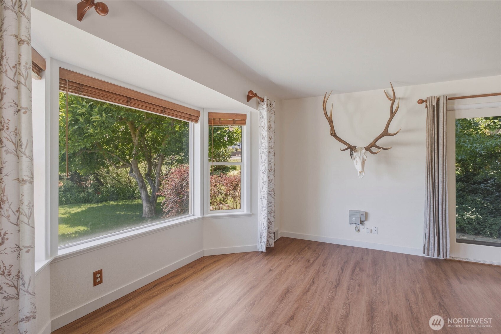 1310 Red Apple Road Property Photo 10