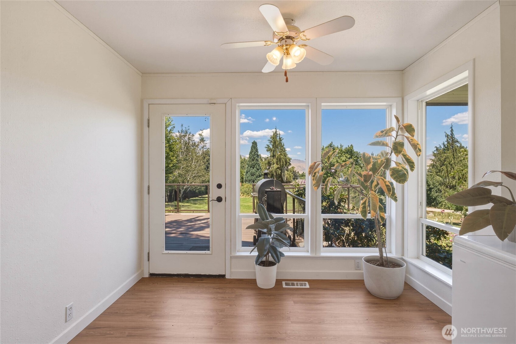 1310 Red Apple Road Property Photo 11