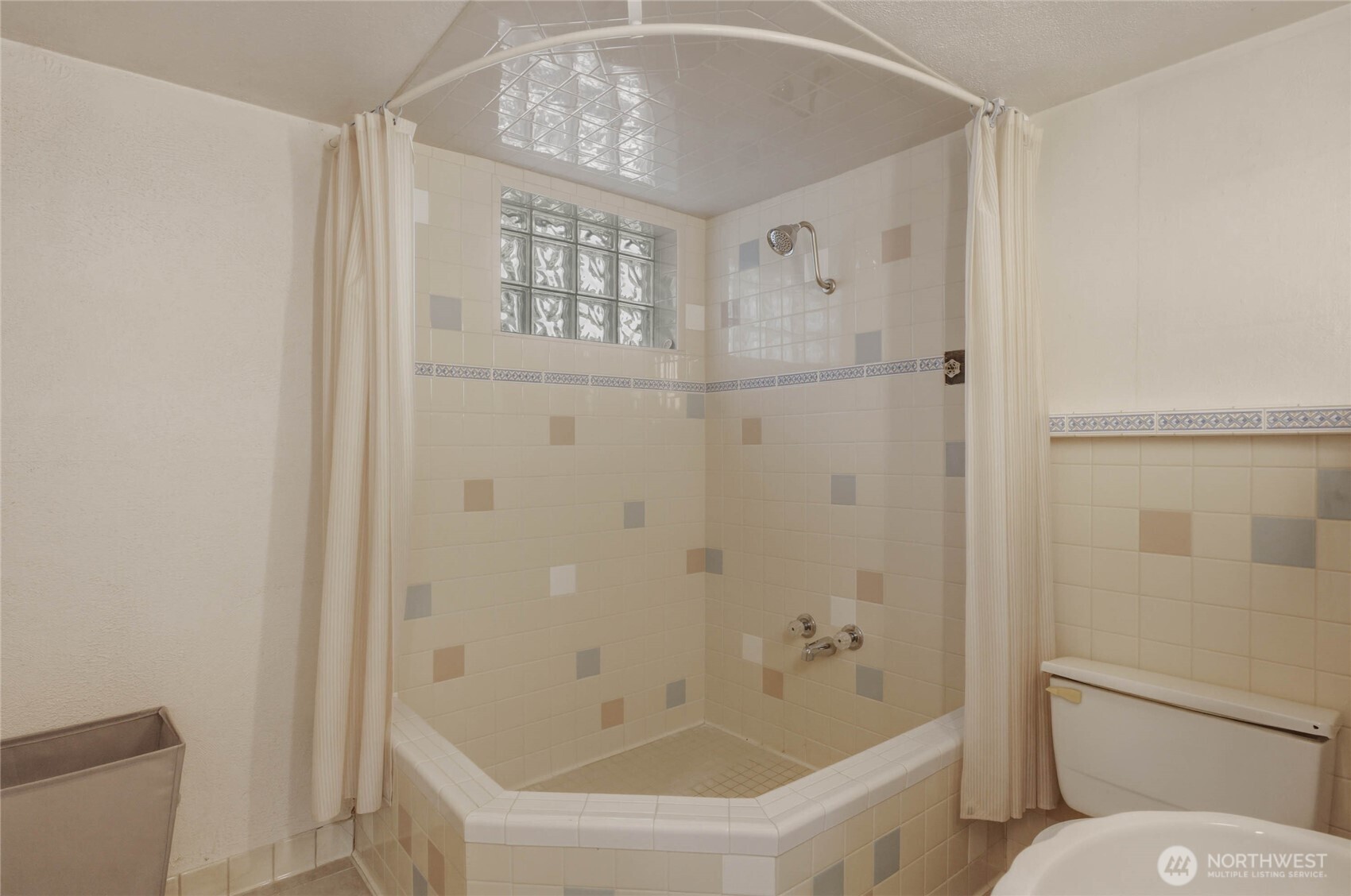 1310 Red Apple Road Property Photo 36