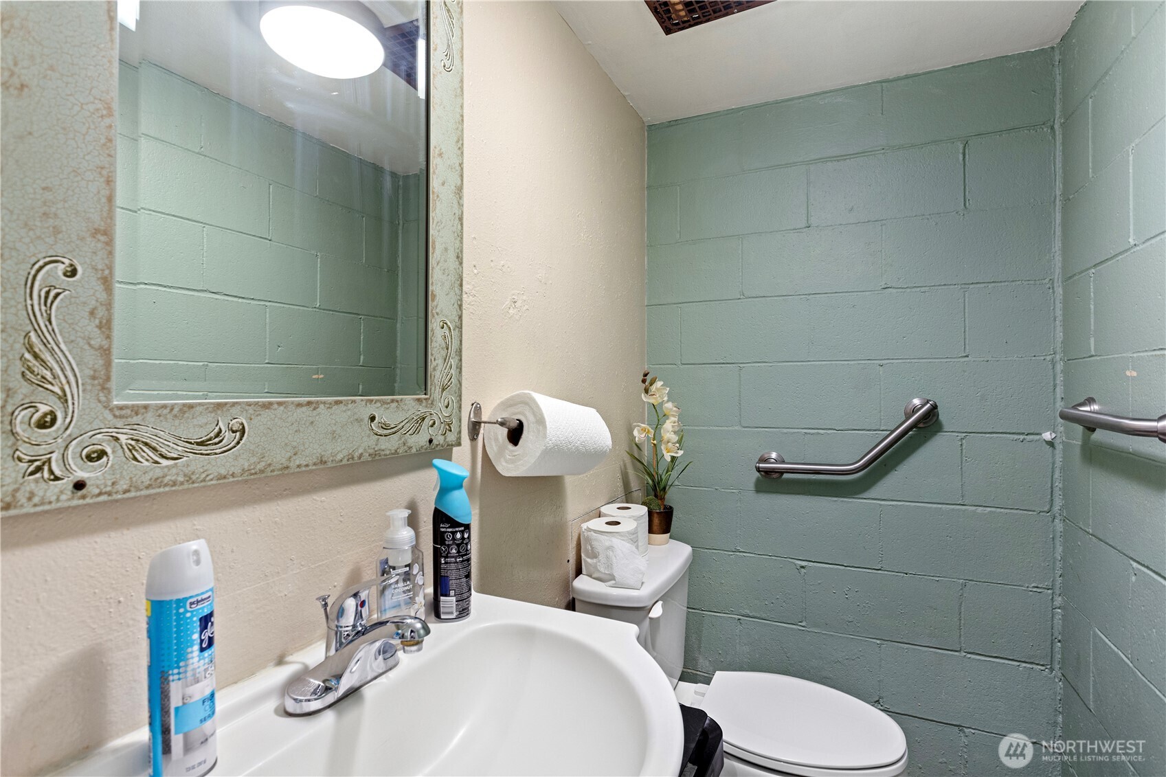 325 E Main Street Property Photo 10
