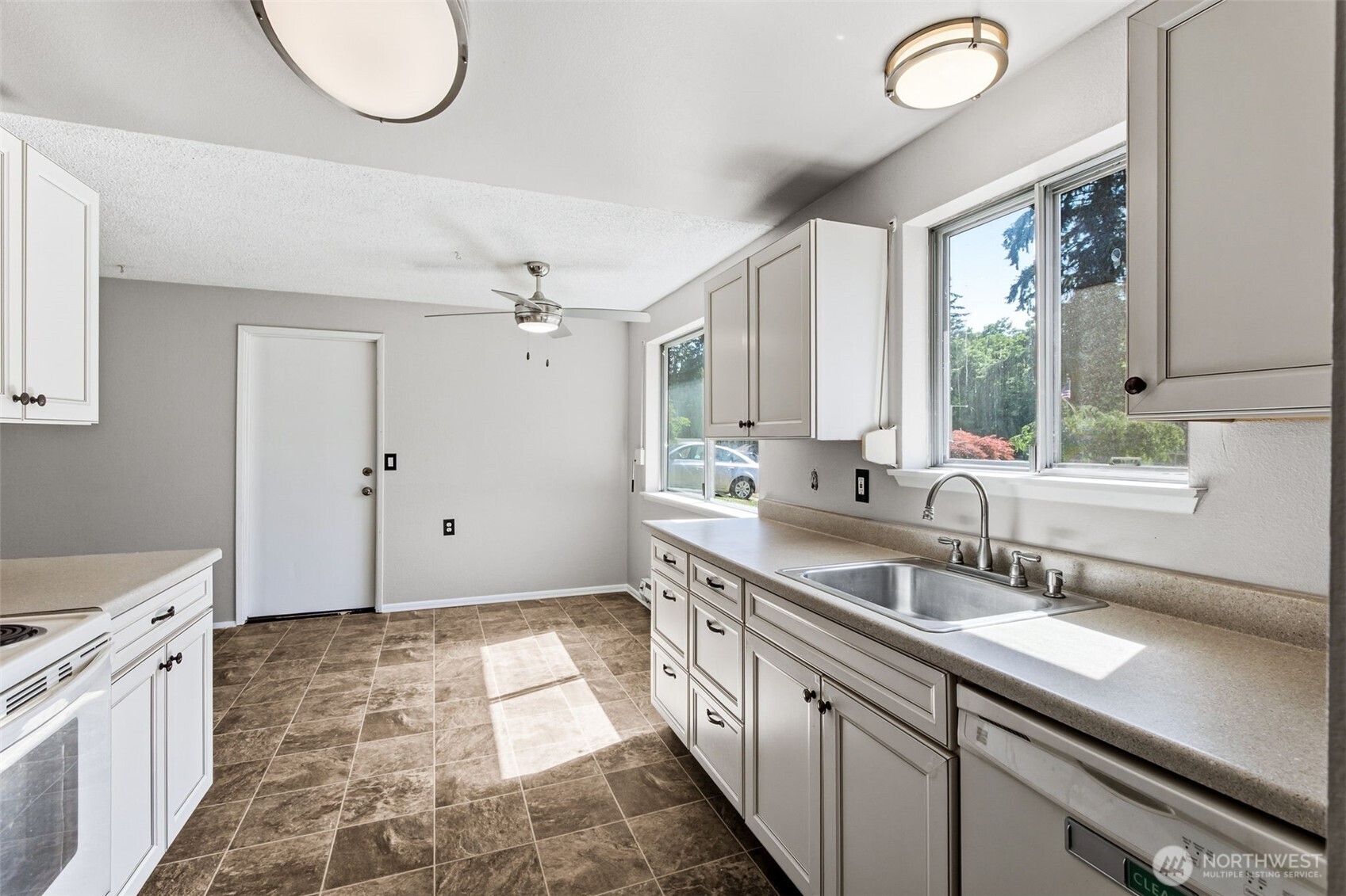 802 Oakcrest Drive Property Photo 12