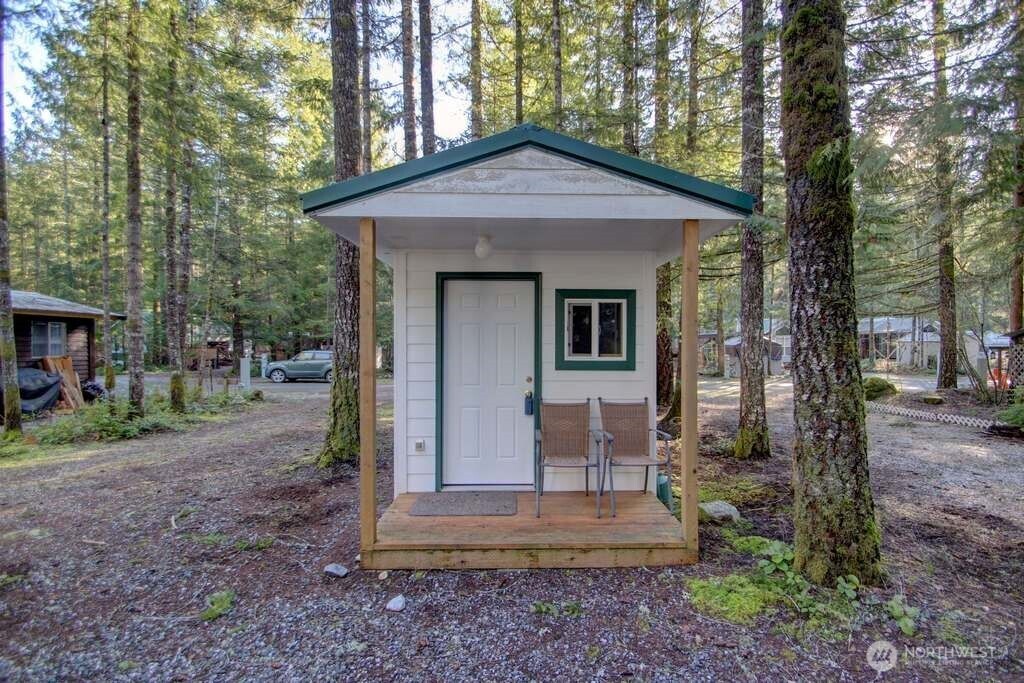 161 Christmas Tree Circle Property Photo 3