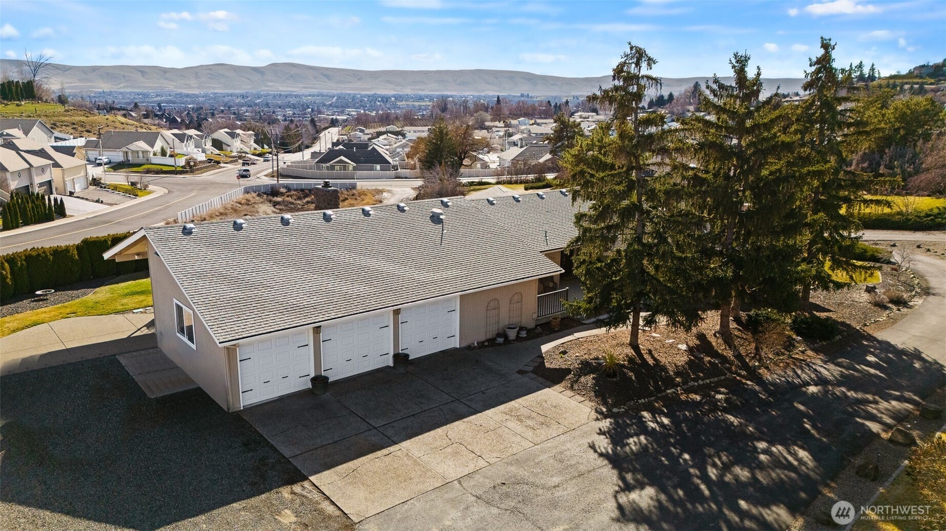 7407 Englewood Avenue Property Photo 4