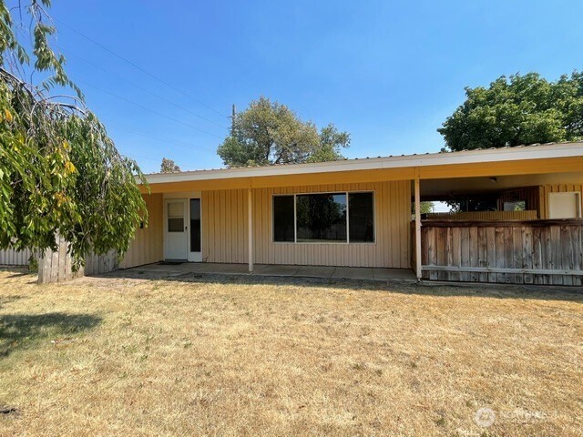 511 Castle Dr Street Property Photo 1