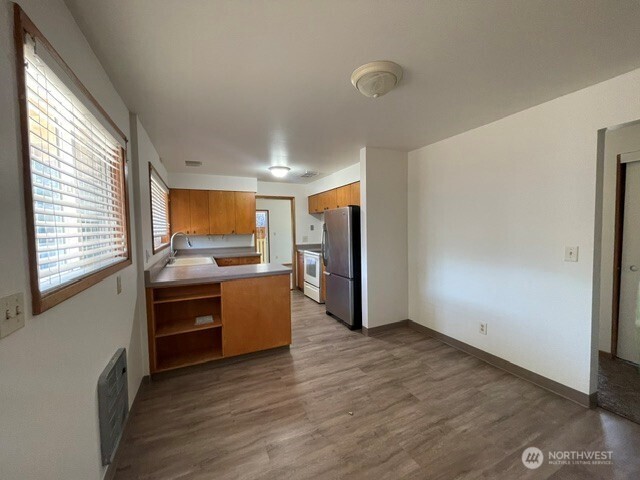 511 Castle Dr Street Property Photo 5