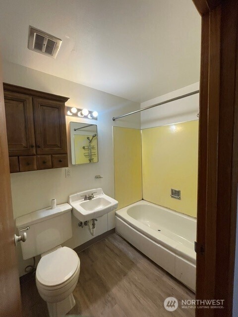 511 Castle Dr Street Property Photo 6