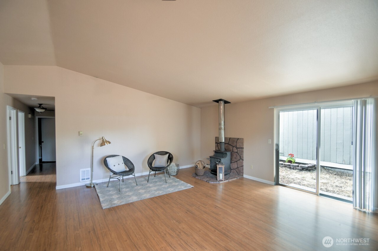 571 Malibu Drive Property Photo 4