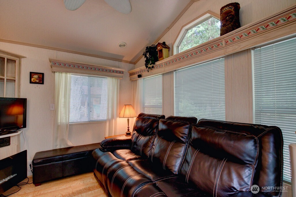 42 6 Riverside Drive Property Photo 13