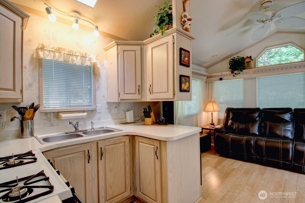 42 6 Riverside Drive Property Photo 17
