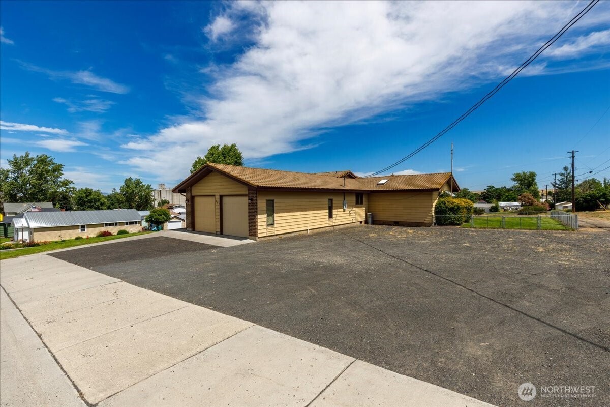 607 Brace Property Photo 2