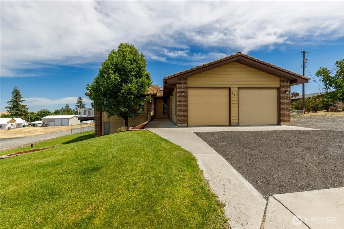607 Brace Property Photo 5