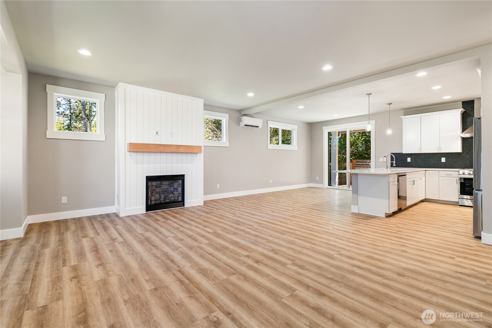 607 E Illinois Street Property Photo 11